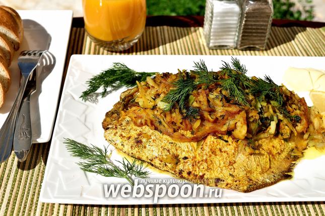 Фото Жареный серебристый памп с луковой начинкой и картофелем