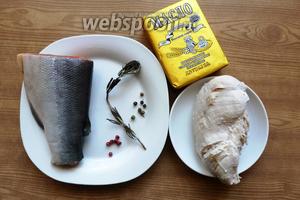 Для паштета понадобится мясо кижуча (у меня хвост), вареная куриная грудка, сливочное масло, специи и приправы.