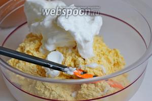 Белки взбиваем с остальным сахаром и добавляем к массе.
