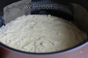 Смазываем чашку маслом, я ещё кладу полоски бумаги чтобы было легче вытаскивать пирог. Ставим режим Выпечка, на 50 минут. После открываем крышку и оставляем его так подышать минут 10.