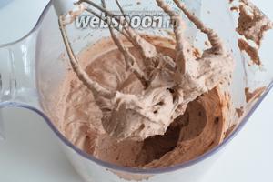 Взбиваем миксером на высоких оборотах холодные сливки с шоколадным порошком в стойкие пики. Аккуратно, не перебейте, чтобы не получить масло и сыворотка.
