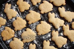 Готовые коржики хорошо отходят от противня и очень вкусно пахнут. Оставляем ушастых на противне, чтобы они остыли.