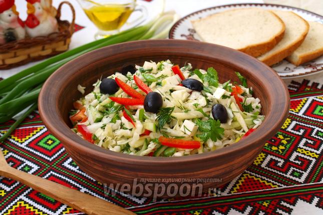 Фото Салат с капустой, огурцом, яблоком и брынзой