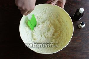 Самое главное! С тестом работать быстро, чем дольше вымешиваете, тем твёрже будет печенье! Все продукты должны быть одинаково тёплыми! Масло взбить с сахаром и сахарной пудрой в пышный светлый крем, добавить экстракты и соду для выпечки.