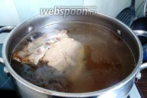 Заранее приготовим мясной бульон. У меня бульон на свинине, сваренный со специями, морковью и неочищенным луком.