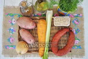 Приготовим перловку, огурцы и рассол, масло подсолнечное, лук, морковь, сельдерей, картофель, колбасу и зелень. Соль и приправы.