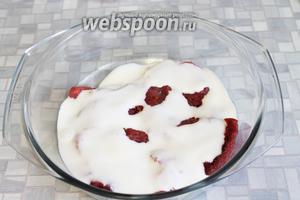 Залить кефиром. Кефира должно быть столько, чтобы мясо не плавало, а всё было хорошо промочено кефиром.