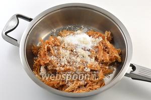 Яблоки очистить и натереть на тёрке с крупными отверстиями. Добавить сахар, ванильный сахар. Тушить на среднем огне 3-4 минуты.