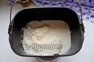 Выложить все ингредиенты (кроме яйца) для теста в ведёрко хлебопечи. Установить режим «тесто дрожжевое», у меня замес теста готовится 2 часа 20 минут.