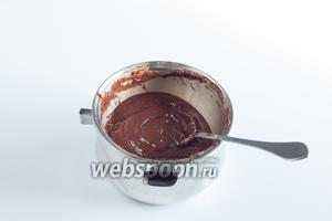 Первые 250 грамм шоколада я растопила с 100 мл сливок на водяной бане в горячей воде. Почему? Во-первых, для скорости, а во-вторых, потому, что там температура шоколада абсолютно неважна — я получила жирный и мягкий крем для пропитки бисквита.