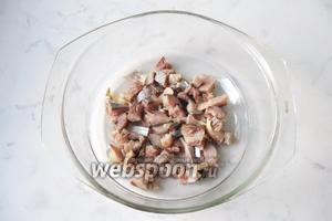 Филе сельди нарезаем небольшими кусочками, но очень мельчить не нужно. Сельдь я взяла средне-солёную.