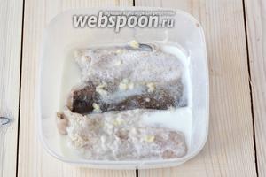 Перед началом приготовления слегка замаринуйте рыбу. Маринадом будет смесь из 2 ст. л. кокосового молока, сока 0,5 лимона, 1 зубчика чеснока, раздавленного в прессе, и 2-3 щепоток соли. Филе должно мариноваться около 20 минут.