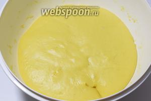 Накрываем снова горячим вогким кухонным полотенцем. Ставим в тёплое место на 6 часов. Тесто должно вырасти в 2-3 раза.