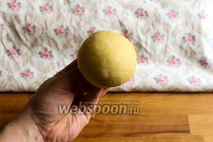 Для чего мы это делаем? При формовке, таким способом, мы создаём натяжение теста на самой верхушке булочки и при выпекании она не растечётся по противню, а начнёт расти прямо вверх, от чего у вас получатся идеальные, круглые, пышные, ровные булочки, о каких можно только мечтать!