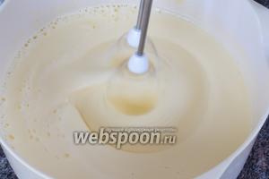 Взбиваем с солью и сахаром яйца миксером на высоких оборотах, около 7-8 минут. Масса увеличится в 3-4 раза и станет пышной и густой.