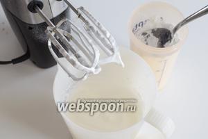 Взбиваем белок с щепоткой соли до пиков, миксером на высоких оборотах. Постепенно добавляем сахарную пудру и дальше взбиваем, пока белки не заблестят. Вливаем сок и несколько секунд ещё поработаем миксером.