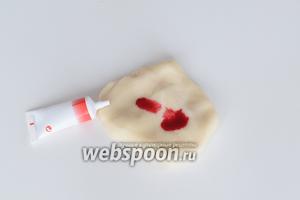 На марципан нанесём несколько капель красного красителя и вымесим, как тесто, до однородного розового цвета. Если цвет не достаточно розовый, то добавьте ещё капель. При введении жидкости в марципан, он становится более липкий и мягкий. Для регулирования консистенции вымешиваем марципан, немного добавляя сахарной пудры.