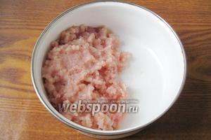 Готовим фарш для голубцов. Филе куриной грудки моем и пропускаем через мясорубку.