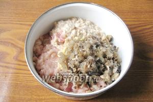 Добавляем грибы с луком к мясному фаршу, батону и чесноку.