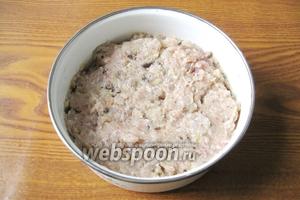 Тщательно перемешиваем мясной фарш, батон, чеснок и лук с грибами. Начинка для голубцов готова.
