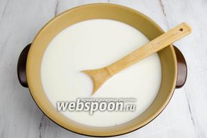 Налить молоко, желательно, в широкую кастрюлю с толстым дном. Добавить сахар и соль. Довести до кипения, варить, помешивая, на среднем огне, чтобы соль и сахар растворились.
