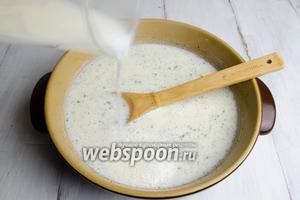 Вылить молоко с содой в кастрюлю с остальным молоком, перемешать содержимое кастрюли. Вынуть кусочки ванильного стручка. Продолжить варить.