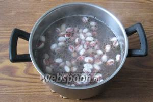 Фасоль хорошо моем и заливаем холодной водой на 6-8 часов. Удобно это сделать на ночь. В кастрюлю с куриным бульоном кладем фасоль и варим почти до готовности. У меня фасоль двухцветная, поэтому бульон немного потемнел, но в процессе приготовления, когда добавятся в суп все ингредиенты, он станет нормального, золотистого цвета.