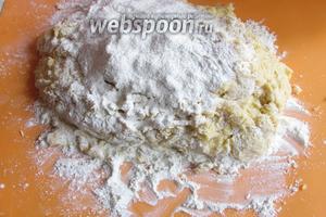 Затем выкладываем тесто на мат с мукой и замешиваем его, главное, — не переборщить с мукой, её может понадобиться больше указанного в ингредиентах количества.