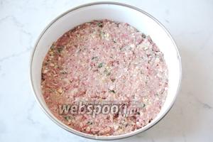 Перемешиваем все ингредиенты: фарш из куриных желудков, лук, чеснок, батон, яйца и зелень. Солим и перчим по вкусу. Можно положить сырое яйцо, но фарш станет более жидким, а это нам не нужно.