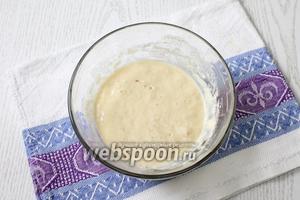 В тёплом молоке растворяем сахар, добавляем муку и дрожжи, размешиваем. Оставляем в тёплом месте до увеличения в 3 раза.