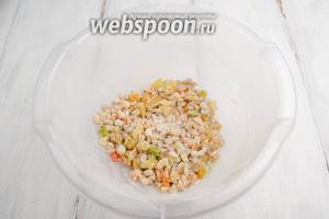 С цукатов и изюма слить и отжать лишнюю жидкость. Добавить муку. Перемешать, подсушивая изюм и цукаты.