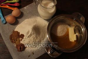 Потребуется: мука, какао, специи, соль (смешать), мёд, масло, сахар, молоко (соединить в кастрюльке), яйцо и желток.