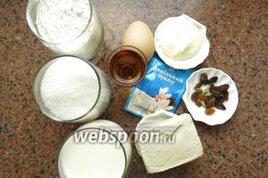 Молоко топлёное, дрожжи, яйца, мука, сахар, ванильный сахар 2-3 пакета, коньяк 2 столовых ложки, мука, соль, кардамон и изюм. Пропорции на 1 литр молока, можно смело делить. Порция на 500 мл — получилось по 2 штуки 115-120 г, 290-300 г, 370-380 г, 460-480 г, итого 8 куличей на любой размер.