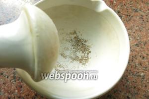 Размалываем зёрна кардамона, если нет ступки, размельчаем ножом, ароматную смесь в тесто. В исходном варианте этого компонента нет, мне очень нравится выпечка с тонким ароматом кардамона.