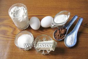 Для того, чтобы испечь кекс нужно взять следующие продукты: сметану, яйца, сахар, масло сливочное, соду, муку, какао порошок.