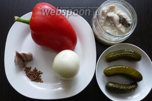 Подготовим продукты по списку. Для этого салата нам понадобится маринованная щука . Лук очистим и нарежем полукольцами. Маринованные огурцы натрём на тёрке для корейских салатов. Кориандр разомнём до крупной крошки.