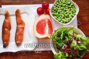 Для приготовления данного блюда мы возьмём стейк лосося (я его заранее замариновала в соевом соусе), редис, грейпфрут, замороженный или свежий зелёный горошек и смесь салатов, у меня — руккола и корн (радичио).