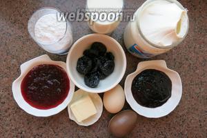 Молоко, сметана (сливки), сахарная пудра, масло сливочное, чернослив, ягоды с сахаром — брусника и черника, яйца куриные, яйцо шоколадное.