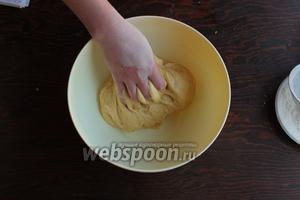 Вымешать до эластичности (отлипании от рук и миски). Вмешать распаренную вишню, припудренной мукой. Оставить в тепле, на 1 час.