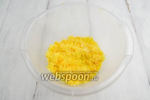 Сахар растереть с апельсиновой цедрой.