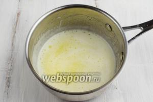 Масло растопить. Остудить, поставив его в холод.