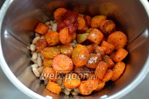 Добавить запеченную морковь, посолить, поперчить по вкусу, добавить томатную пасту и специи (карри, куркума). Влить желаемое количество кипятка и взбить все до пюреобразного состояния!