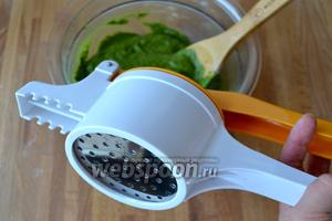 Для изготовления подобных клёцок (spätzle) используют специальное кухонное приспособление. Я приспособила для этих целей такой кухонный пресс с дырочками. Если у вас нет такого пресса, возьмите небольшой дуршлаг. Выкладывайте понемногу теста в него и придавливайте лопаткой или большой ложкой таким образом, чтобы тесто выходило через дырочки.