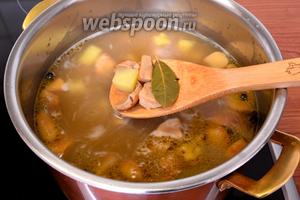 В кипящую воду положить нарезанный картофель, подготовленные грибы, оставшиеся горошины перца и тмин. Закрыть крышкой и варить на среднем огне 20 минут. Во время варки зачерпнуть небольшое количество бульона и отставить в сторону для остывания.