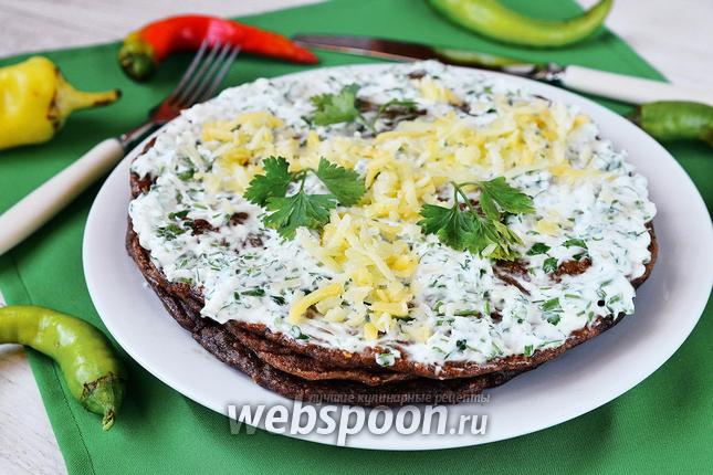 Фото Печёночный торт с кунжутными семечками и зеленью