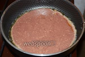 На раскалённую сковороду с подсолнечным маслом наливаем подготовленную массу, чтобы был тонкий слой. Обжариваем 3-5 минут.