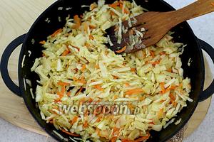 А пока приготовьте вкусную начинку. На растительном масле обжарьте нарезанный лук до мягкого состояния. Добавьте нарезанную соломкой капусту и натёртую морковку. Перемешайте. Жарьте на среднем огне минут 15-20. В конце обжарки приправьте солью с травами и молотым перцем. Немного остудите.