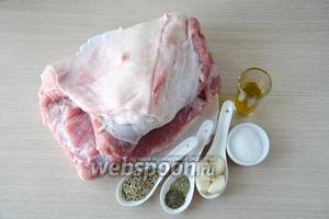 Для приготовления поркетты нам понадобится свиная грудинка с кожей, чеснок, семена фенхеля, сушёный тимьян, розмарин, крупная соль и оливковое масло.