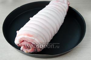 Когда мясо промаринуется и подсохнет, его необходимо свернуть в рулет и перевязать кулинарной нитью. Наколоть кожу ножом в нескольких местах, чтобы сало хорошо вытапливалось в процессе запекания. Отправить поркетту в духовку, разогретую до 230°С на 40 минут. По истечении этого времени, снизить температуру до 180°С и запекать рулет ещё в течение 1 часа 15 минут. Чтобы получилась хрустящая корочка, необходимо периодически поливать рулет вытапливающимся жиром.