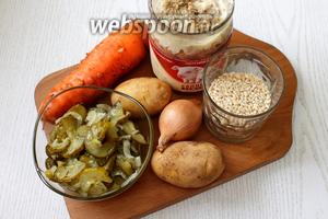 Для приготовления нам понадобятся вода, тушёнка свиная, солёные огурцы, морковь, лук репчатый, картофель, перловка, томатная паста, масло растительное, соль, лавровый лист и петрушка свежая.